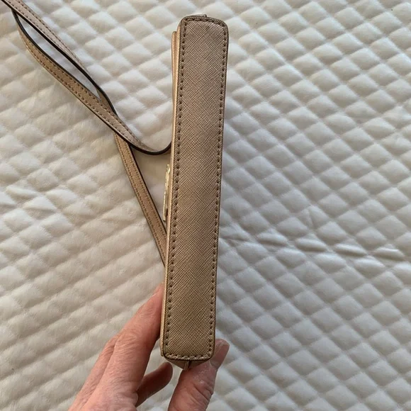 New Kate Spade Gold small Purse - Picture 5 of 7